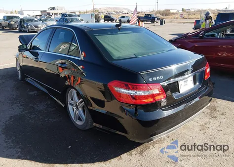 2011 Mercedes-Benz E 550 z USA, uszkodzony, nr VIN WDDHF7CB9BA371197